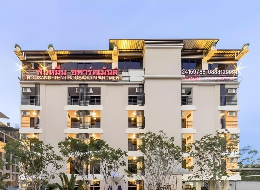 Thousand-Ten Thousand Hotel Банкок Екстериор снимка