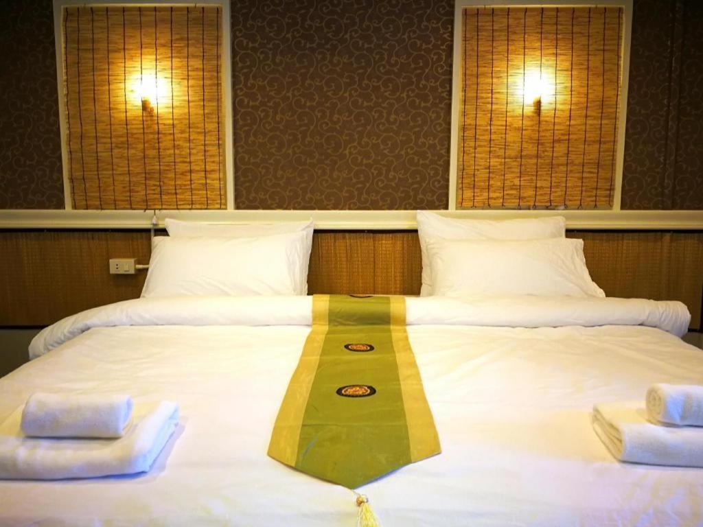 Thousand-Ten Thousand Hotel Банкок Екстериор снимка