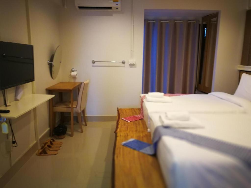 Thousand-Ten Thousand Hotel Банкок Екстериор снимка